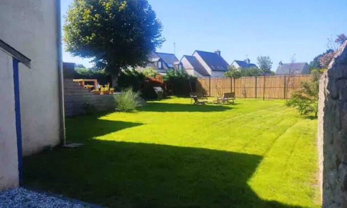Locmariaquer Casa | Family holiday home for 8, town and beaches on foot