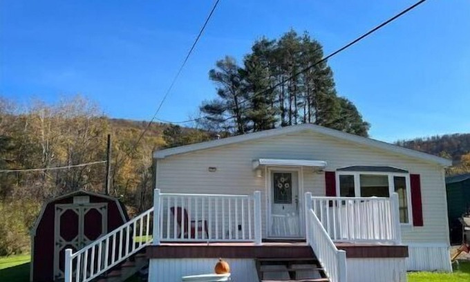East Smethport Casa | Family Home for 1-7 guests