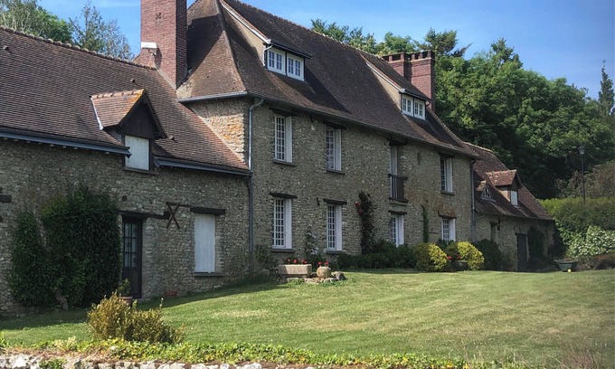 Berthenonville Casa | Family home in Vexin, 1 hour from Paris. Sleeps 17.
