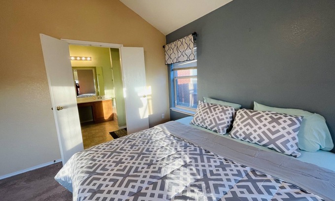 Grand Prairie Casa | Family Oasis 4BR/15 mins to Downtown/ Peaceful