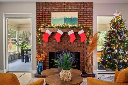 Crystal River Casa | Family Oasis Near Springs Game Room Yard Spa EV