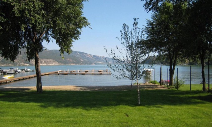 Central Okanagan Casa | Wood Lake Condo recientemente decorado - Incluye deslizamiento de barco