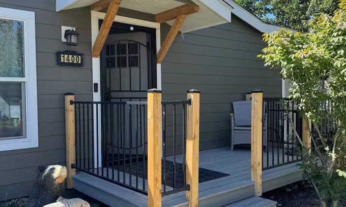 Deer Park Casa | Family & Pet Friendly 3-bdrm house 15 min N of Spokane in Deer Park fenced yard