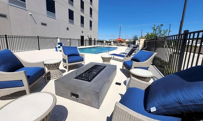 Pflugerville Casa | Minutes Away from Hanging Rock Park! 2 Units w/ Free Breakfast & Parking!