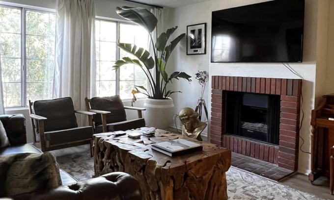 Lake Balboa Apartamento | Family size 3+2 stylish apartment unit w pool.
