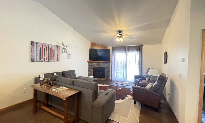 Red Lodge Condominio | Family sized cozy cabin with yard to play & hot tub- 5 min to town!