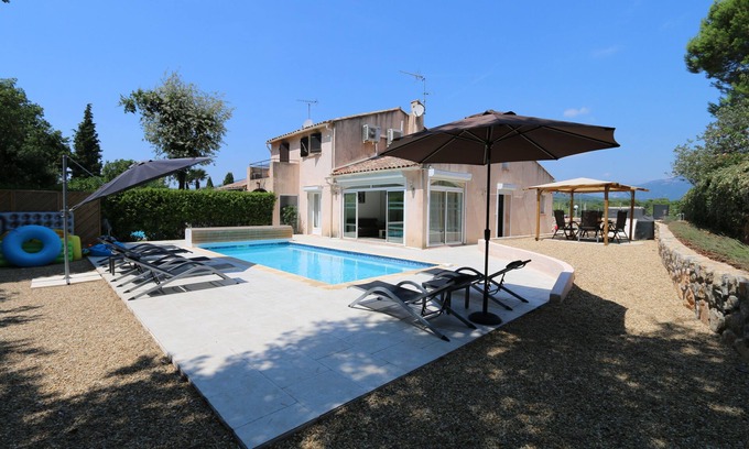 Valbonne Villa | Familia Villa, piscina privada climatizada, aire acondicionado, wifi, Valbonne 10 minutos a pie
