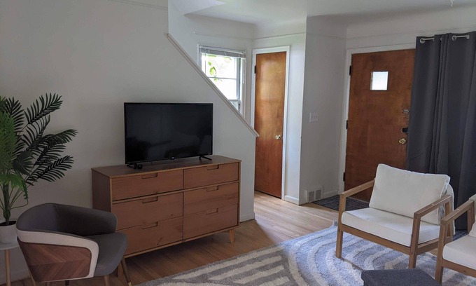 Ann Arbor Casa | Fantastic 2-bedroom townhome, 2 blocks from Michigan Stadium!
