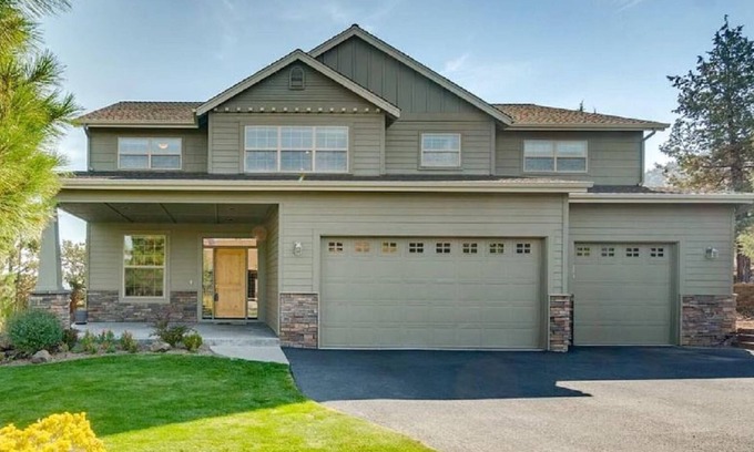 Redmond Casa | Fantastic Eagle Crest Home, Resort Pool, Fitness Center, Golf, Pickleball, Fireplace, Quiet Street