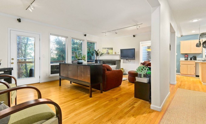Southwest Hills Condominio | Fantastic Forested Retreat, Pet Friendly, Multiple Decks, Lots of Natural Light, 3 Miles to Downtown
