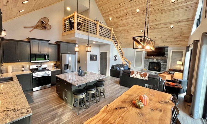 Thompsonville Casa | Fantastic New 8bd-4ba Betsie River Home, Game Rm, Two Family Rms, Kayaks, 6acres
