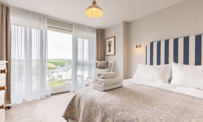 Newport Casa | Fantastic, new build, self catering, family holiday home with sea, town & countryside views.