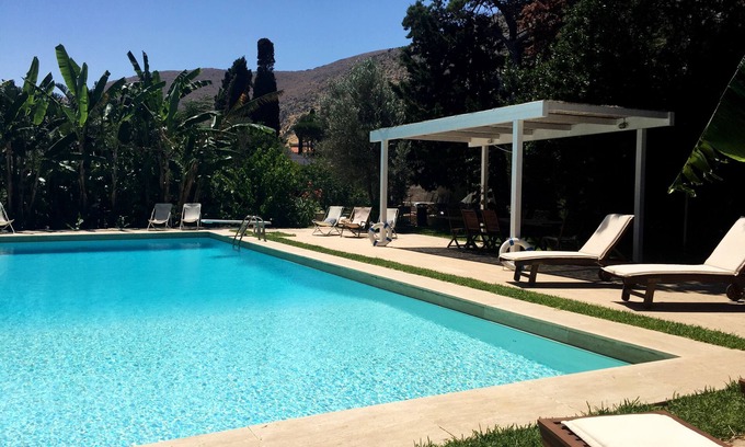 Partanna Villa | Fantástica piscina rodeada de 10.000 metros cuadrados de jardín privado.