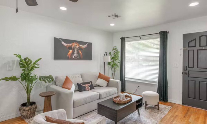 Central Oklahoma City Casa | Farm House - 1 min to Integris/State Fair/downtown