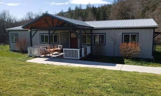 Ruch Otro | Farmhouse Bliss Escape to Nature