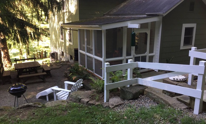 Stone Creek Otro | Farmhouse on 300 acres with 2 lakes near the heart of Amish Country