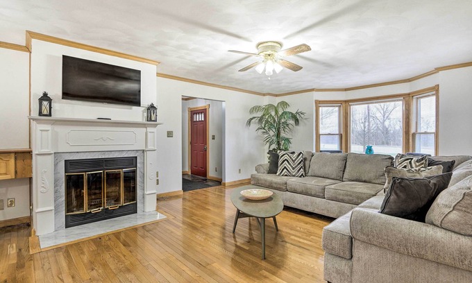 Pickerington Casa | Farmhouse on 5 Wooded Acres w/ Hiking On-Site!