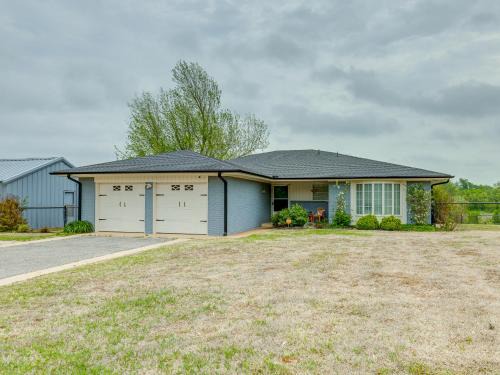 Central Oklahoma City Casa | Farmhouse on 7 ac by Norman