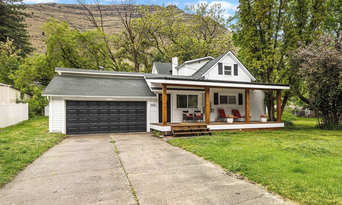 Riggins Casa | Farmhouse on Main - historic home in the heart of Riggins