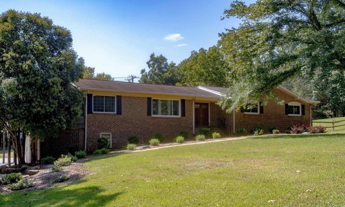 Mint Hill Apartamento | Farmhouse Retreat w/ Pond, Fire Pit, & Hot tub