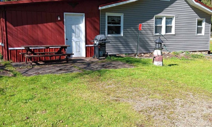 Bradford Otro | Farmhouse sleeps 2 -6 in the Allegheny National Forest outside Bradford Pa