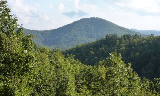 Black Mountain Cabina | Farside Cabin Secluded mountain top getaway with mountain views & rustic charm