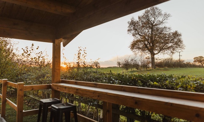 Arnold Cabina | Favourite Lodge with Hot Tub at Kingfisher Lakes | Panoramic Views | Sunny Deck!