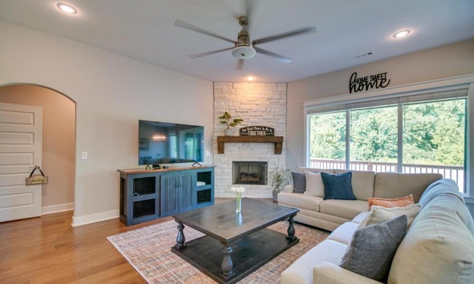 Fayetteville Casa | Fayetteville Vacation Rental with Deck and Shared Pool