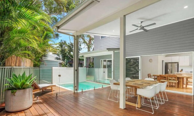 Bateau Bay Casa | Featuring a stunning open-plan living and dining area, this sunny, light-filled, well-appointed, ful