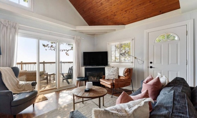 Selkirk Cabaña | LakeHouse on Lake Erie