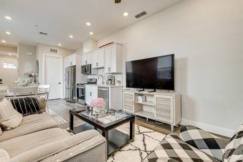 Roseville Apartamento | Fenced-In Yard Apt 7 Mi to Westfield Galleria