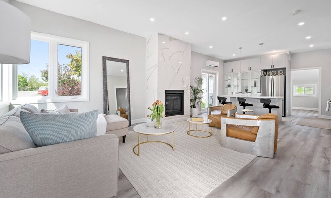 Fenelon Falls Casa | Fenelon Falls Kawarthas gem steps from public beach and water access.