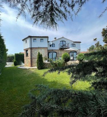 Varna Casa | Ferienhaus auf zwei Etagen, mit Garten und überdachtem Grillplatz