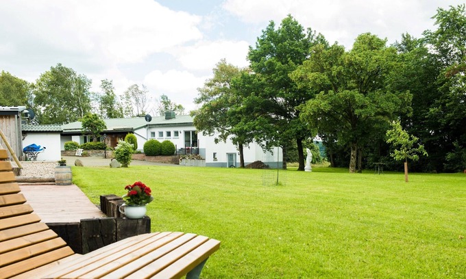 Stadtkyll Apartamento | Ferienhof - Weites - Land, amplio apartamento con terraza, jardín y parque infantil