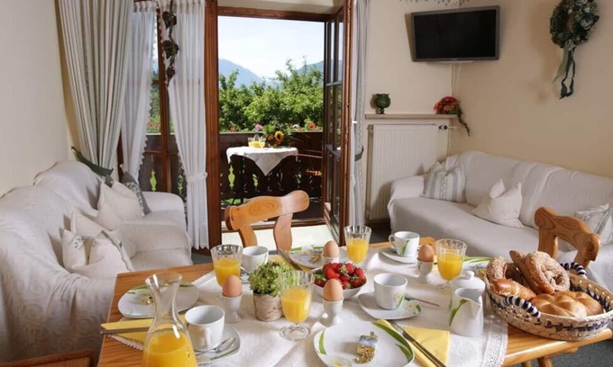 Anger Apartamento | Apartamento 2 Untersberg, 40 metros cuadrados OG, 1 dormitorio, sala de estar w. Rincón cocina, ducha / WC, balcón, TV vía satélite, Wi-Fi, máx. 3 personas
