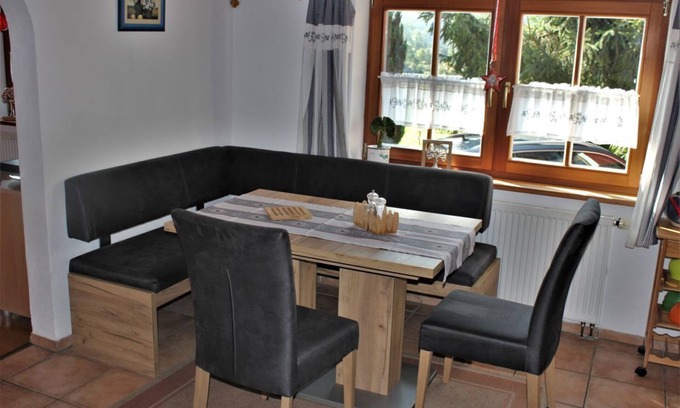 Teisendorf Apartamento | Apartamento en planta baja, 50 metros cuadrados, 2-4 pers., 1 dormitorio, sala de estar con sofá cama, cocina comedor, baño / WC