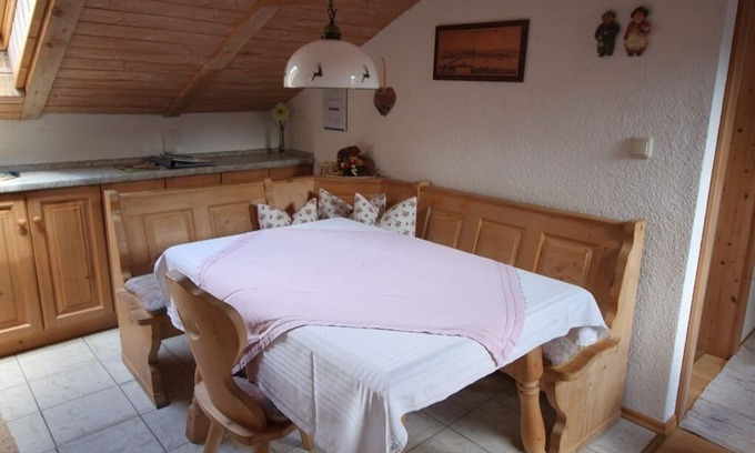Bad Feilnbach Apartamento | Apartamento "Haus Christel", 1. OG, aproximadamente 32 m², balcón con vista a la montaña.