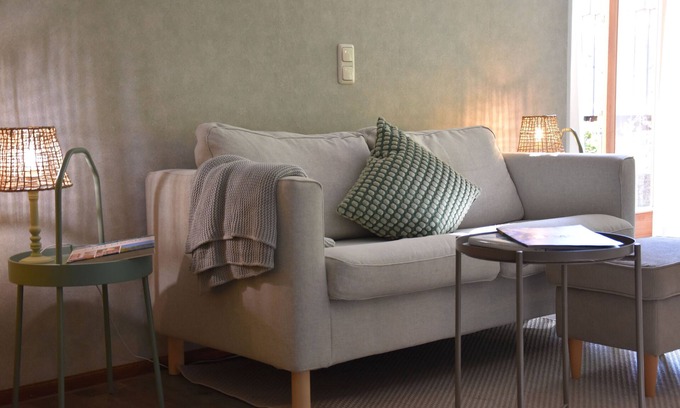 Gstadt Apartamento | Ferienwohnung mit Großem Hellen Raum und Kachelofen
