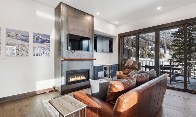Whitefish Chalet De Esquí | Festive Stays Available! Stunning Chalet off Chair 3! Hot tub! Fitness Center!