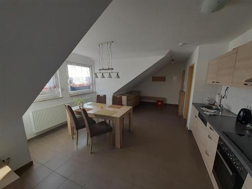 Sulzbach am Main Apartamento | Fewo Steinhohle, DG 45qm, 1 Schlafzimmer & 1 Wohn-Esszimmer mit Bett