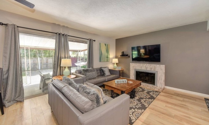 Southeastern Sacramento Casa | FieldOnBlue Large Yard Grill, Garage, close to Downtown, Golden One, UC Davis