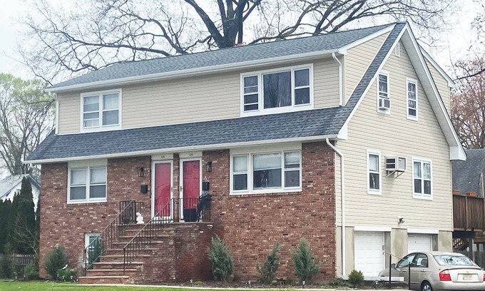 Emerson Casa | 3/2 house- WiFi, A/C & Parking. Steps from train/bus to NYC and MetLife stadium