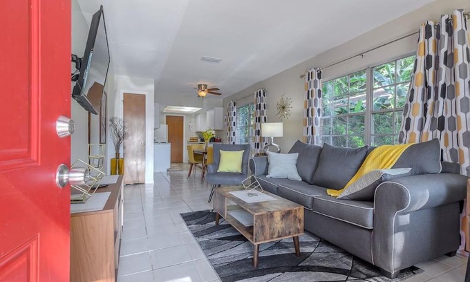 Brandon Casa | Fifties Flat MidCentury flat in heart of Brandon