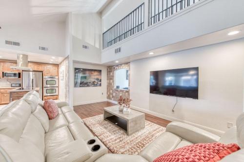 Fresno Apartamento | Fig Garden 4BR House W Pool