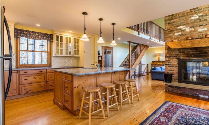 Manchester Center Casa | Spacious 7-Bedroom Home in Charming Manchester w/ Fireplace, HotTub, & Mtn Views