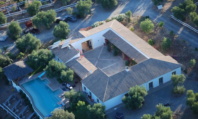 Villamartin Villa | FINCA LAS GATERAS 6-BEDROOM VILLA WITH PATIO AND LARGE INFINITY POOL