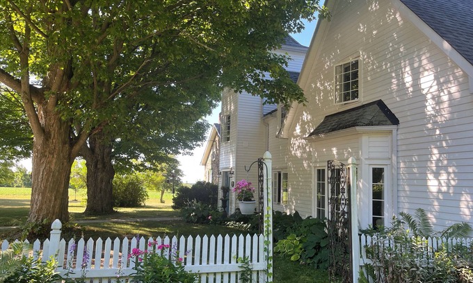 Grafton Casa | Finchstone Guest House- Walk to Ste. Anne's Spa