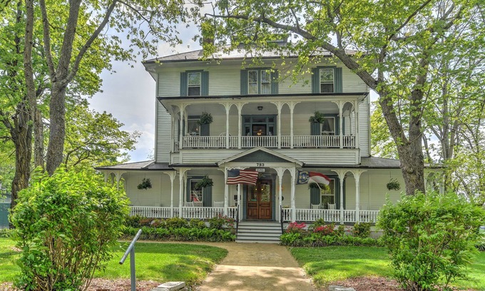 Hendersonville Cama Y Desayuno | Find genuine southern hospitality in Hendersonville at the 1898 Waverly Inn.