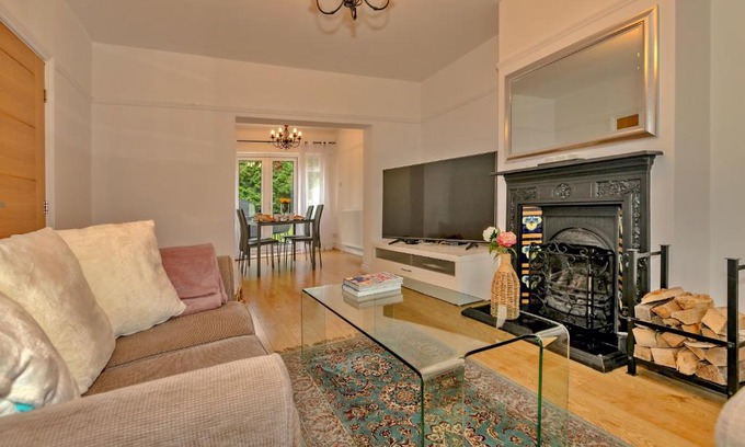 Solihull Casa | Finest Retreats - DeBarnes House