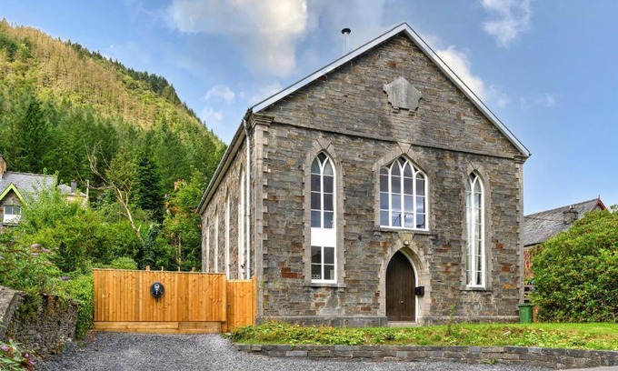 Dinas Mawddwy Casa | Finest Retreats - Luxury Converted Chapel with Hot Tub & Games Room
